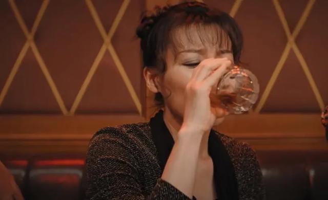 《猎冰》满腹赘肉陪酒女抢镜遭吐槽，岂不知这才是导演的精明之处