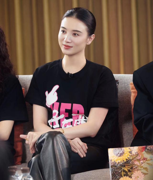 44岁宋佳被曝2年前低调结婚，男方是知名导演王伟，比宋佳小8岁