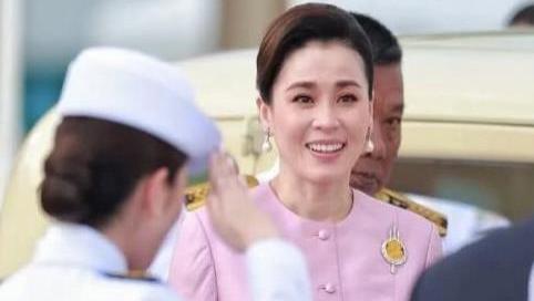 欧拉弄面临双重夹击，苏提达心腹与她齐平，王后故意穿粉色膈应她