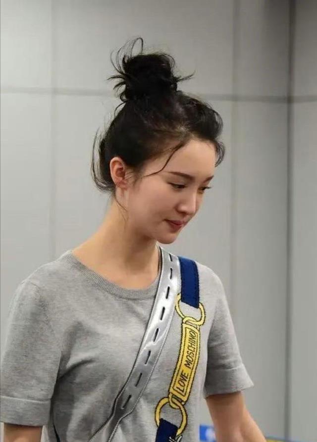 早期的金晨可可爱爱的,满脸的胶原蛋白,月牙时期的她最好看!