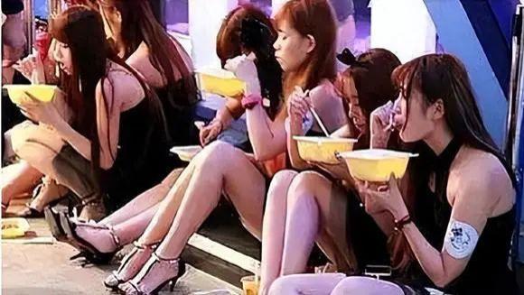 横店20万群演真实现状：美女遍地懒汉成群，“裸替”一天8000元？