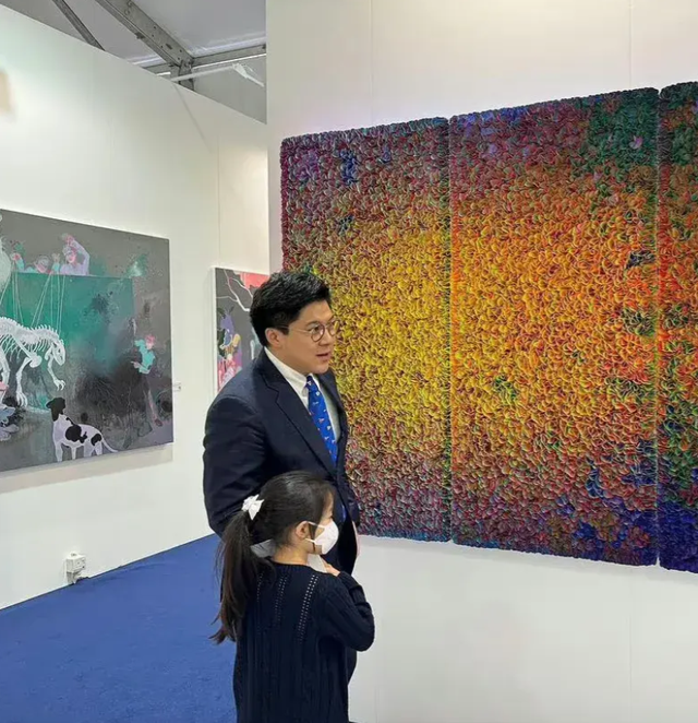 霍震霆和长子一家五口合影！霍启刚与大女儿戴棒球帽，父女太像了