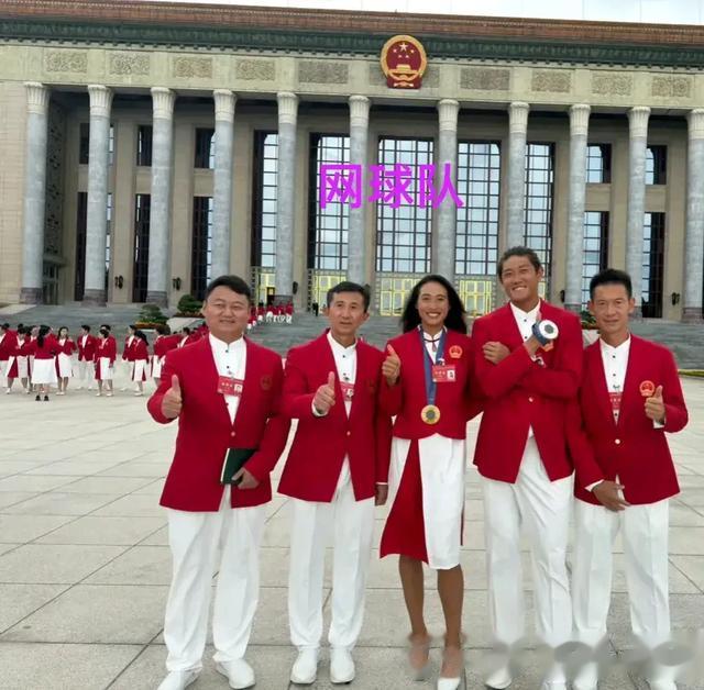 表彰大会：马龙白衣帅气逼人，孙颖莎全红婵高跟鞋萌翻全场