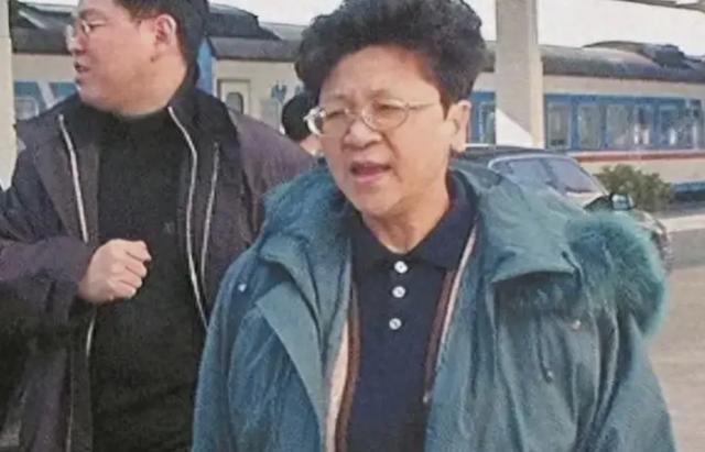 周立波妻子胡洁:靠前夫成亿万富豪,再嫁周立波,14年后她怎样了