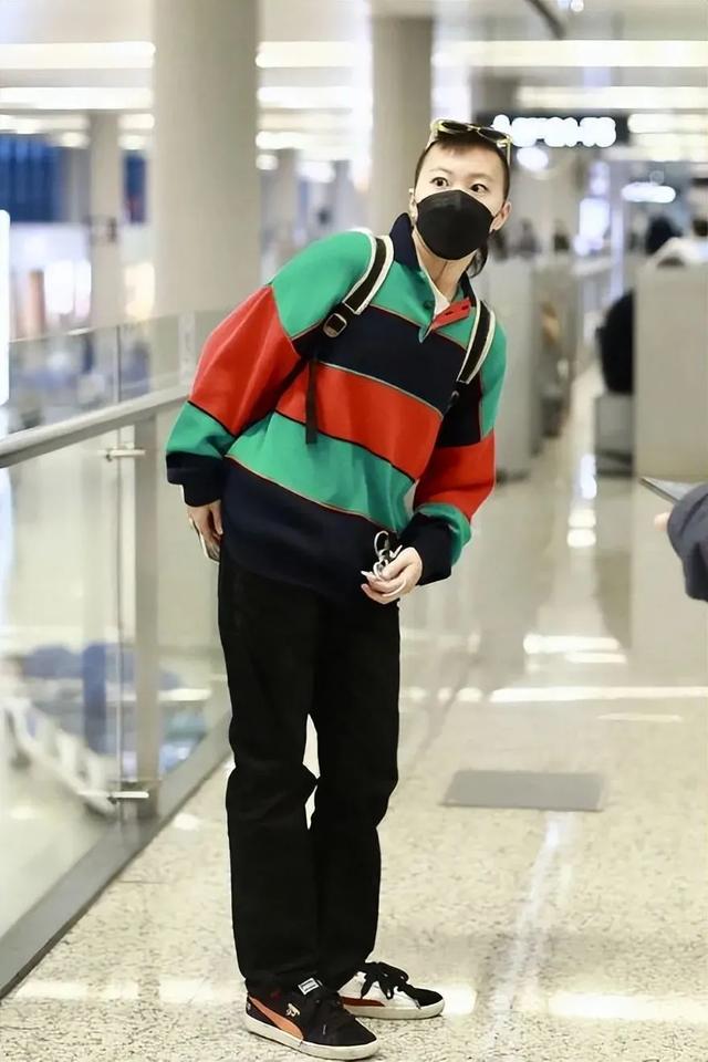 窦靖童要把王菲愁死了！剪莫西干发型秒变三毛，穿红绿撞色衣出行