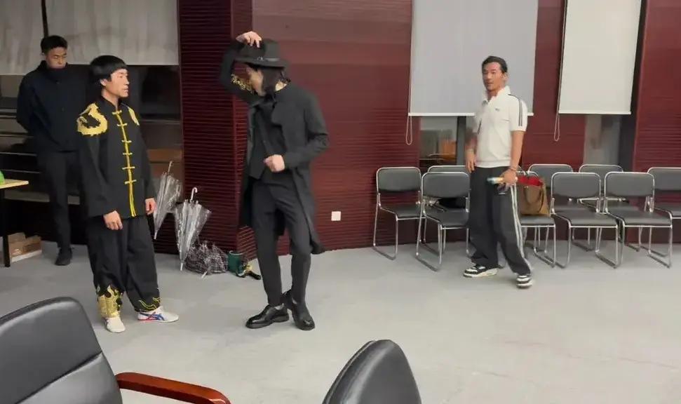 李小龙模仿者被向佐扇巴掌！网友：他狠起来连自己都扇，何况你？