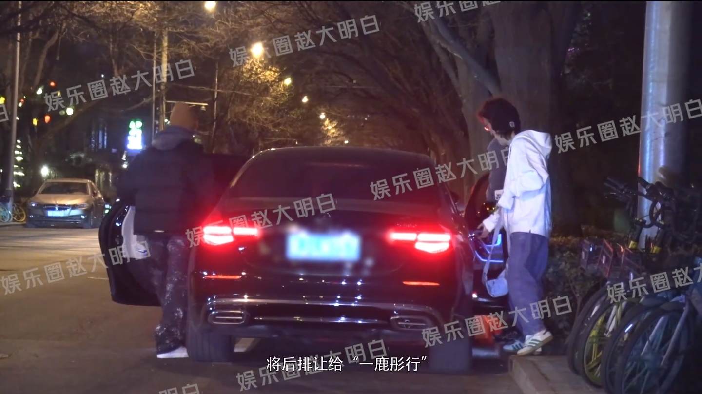 鹿晗关晓彤合体聚餐引热议,男方衣着单薄火力旺,同坐后排感情好