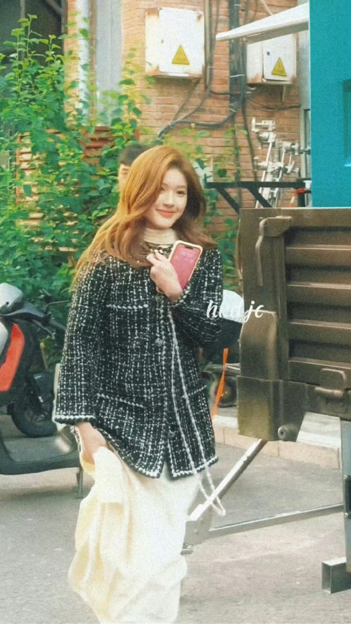 赵露思看着好精致，穿真丝裙搭小香风外套，随便一穿不失美女气质