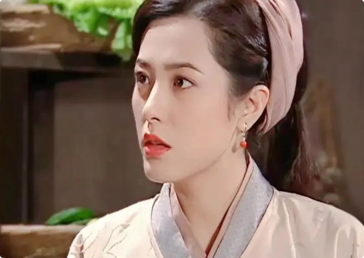 当44岁贾冰和47岁曾黎演夫妻,二人一同框,画面就尴尬了