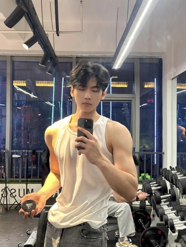 小哥哥展现了男性的阳刚之美