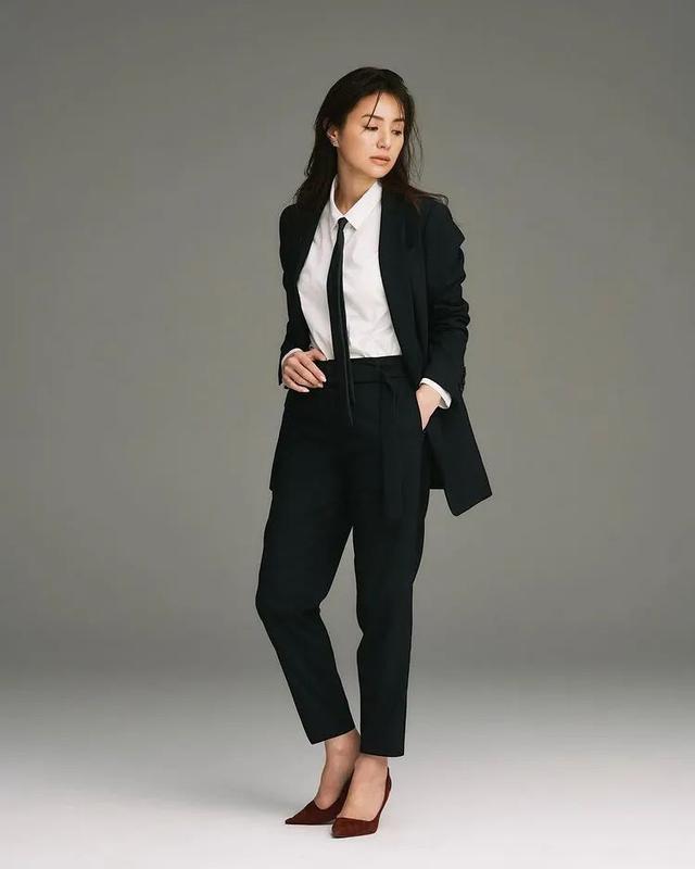 不被年龄束缚，这些40岁小姐姐的穿搭风格，惊艳了我！