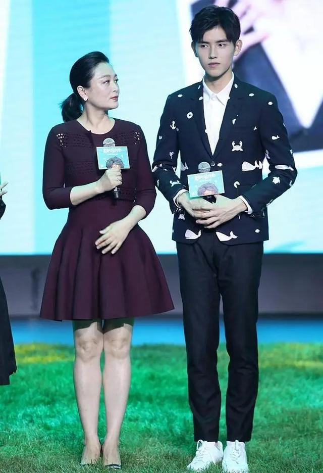 陈红颜值是经得起比的,章子怡穿粉裙晃头晃脑,比不上她莞尔一笑