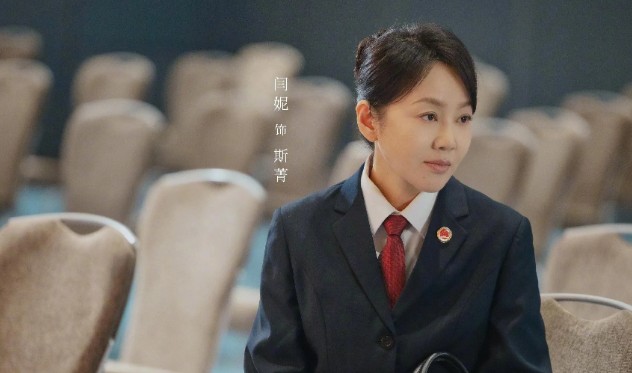 同样演女检察官，把闫妮和高叶比，才懂什么是老天爷追着喂饭吃