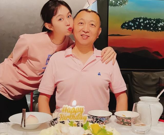 笑不活了,姜妍恋情曝光上热搜,我却笑死在吉吉国王刘冠麟评论区