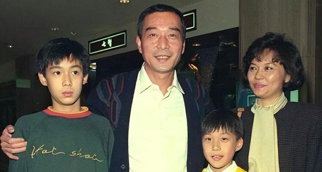 表面是艺人，实际是阔少的4位男明星，混的不好就得回家继承家产