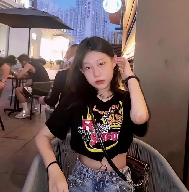 小沈阳女儿变脸式长大！五官立体身材火辣，穿露脐装和爸一般高