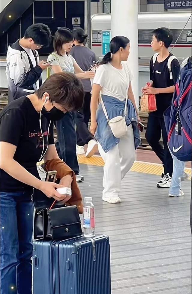 四丫头带三小只回深圳,孙辉仪态被夸赞,孙海洋在老家照顾父亲