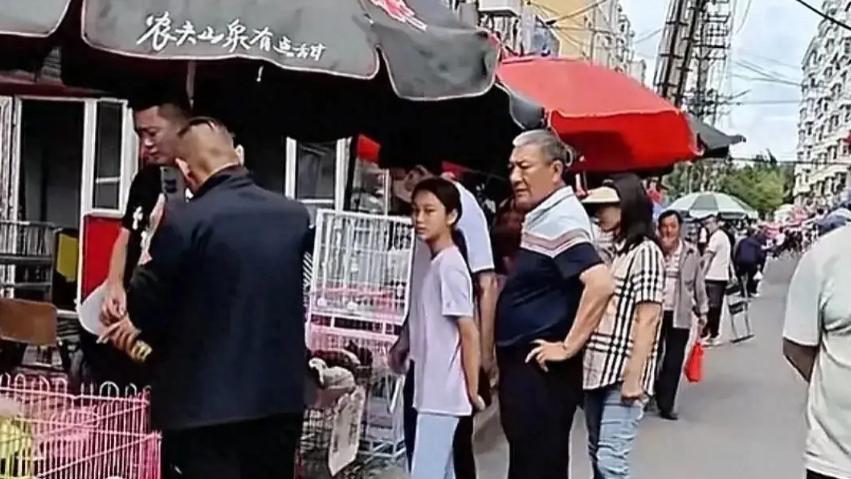 贾乃亮带甜馨看望爷爷奶奶，祖孙三人逛集市，甜馨个头惹人惊