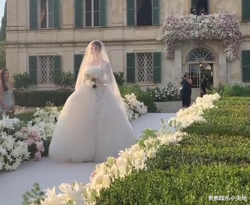 胡杏儿出席吴千语婚礼,富豪老公负责拍美照,女人们都特别幸福