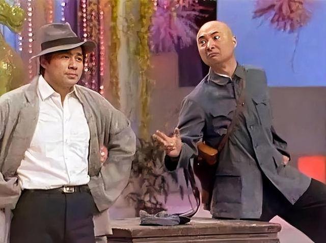 70岁陈佩斯拄拐杖现身,苍老许多,开电动三轮车,两次翻进水沟!