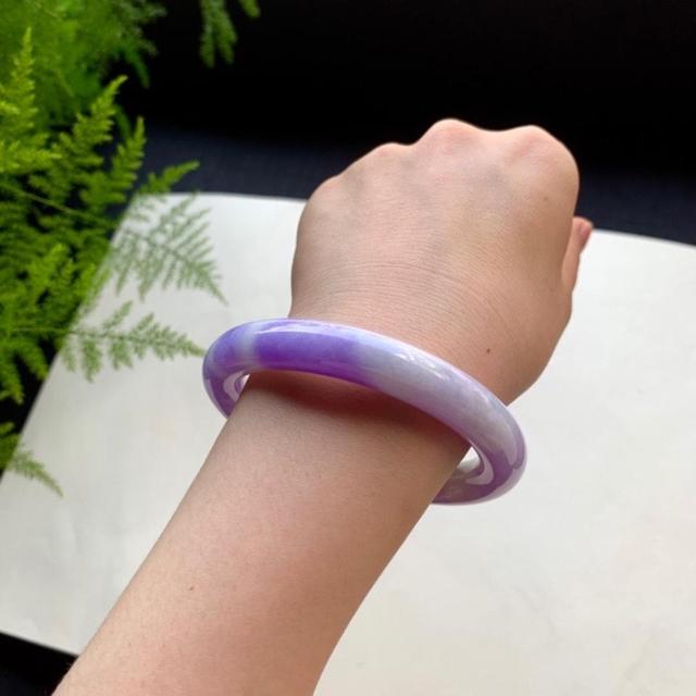 翡翠手镯挑选秘籍：避开陷阱，选对不上当！