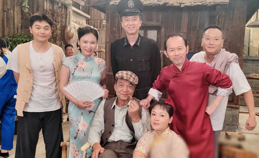 38岁的广州演员容晖,戏里和阿香相恋多年,现实中妻子另有其人