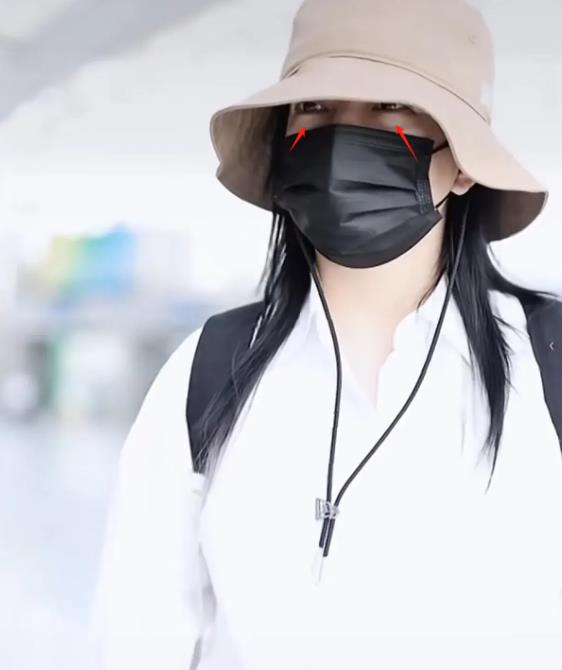 赵薇再被强执8848元成老赖，出门低头戴口罩，身材臃肿沦为普通人