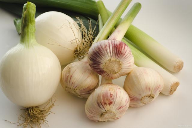 女人不想老得快,8种碱性蔬菜换着吃,排毒瘦身,体态轻盈显年轻