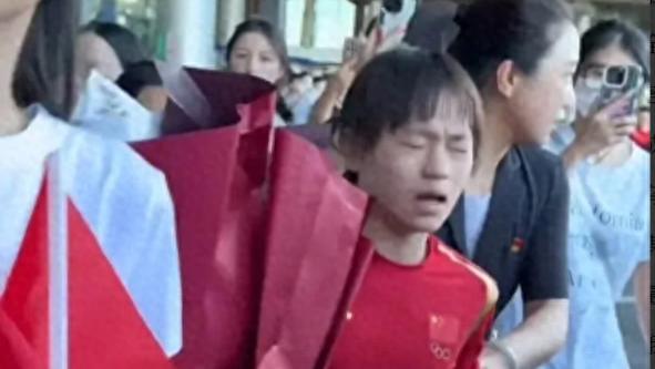 全红婵拒绝粉丝送花，说好烦？粉丝：不想要可以婉拒，评论区炸了