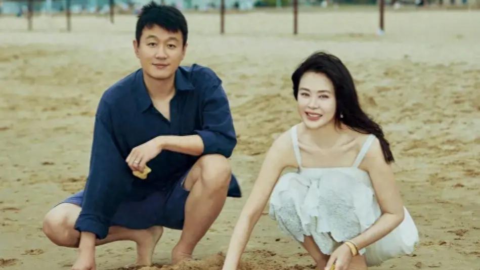 佟大为和关悦阿那亚过七夕，深蓝衬衫蓝短裤走出了老夫老妻的感觉