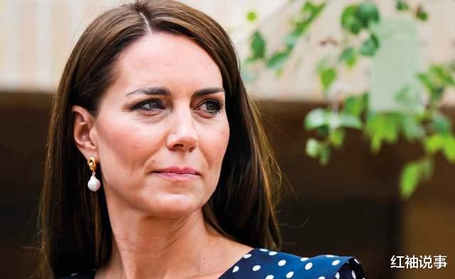 凯特王妃光头照曝光，佩戴头巾笑容灿烂，患癌后依旧难掩盛世美颜