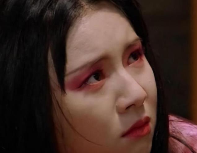 有种“整容”叫长大，11年前春晚一转成名的小彩旗，如今像换个人