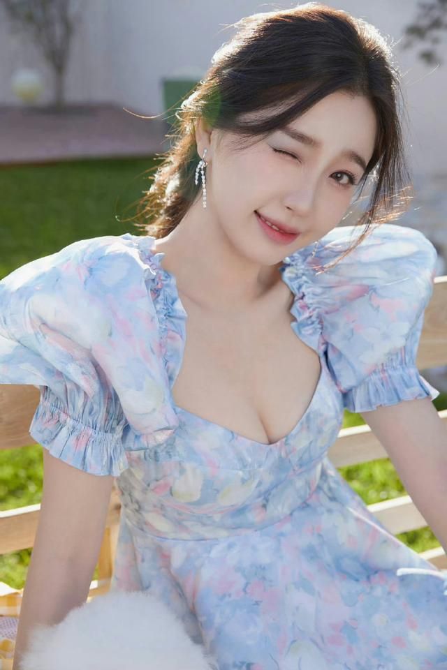 PB-虞书欣:裙摆轻轻摇曳,一种宁静而深远的力量!