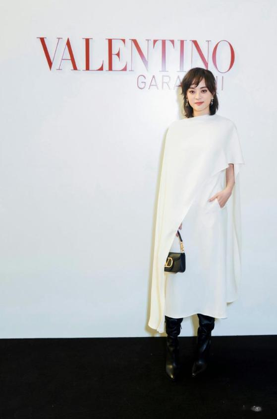 41岁孙俪长发披肩出席活动,脸蛋圆润胖了很多!穿白裙温柔又优雅