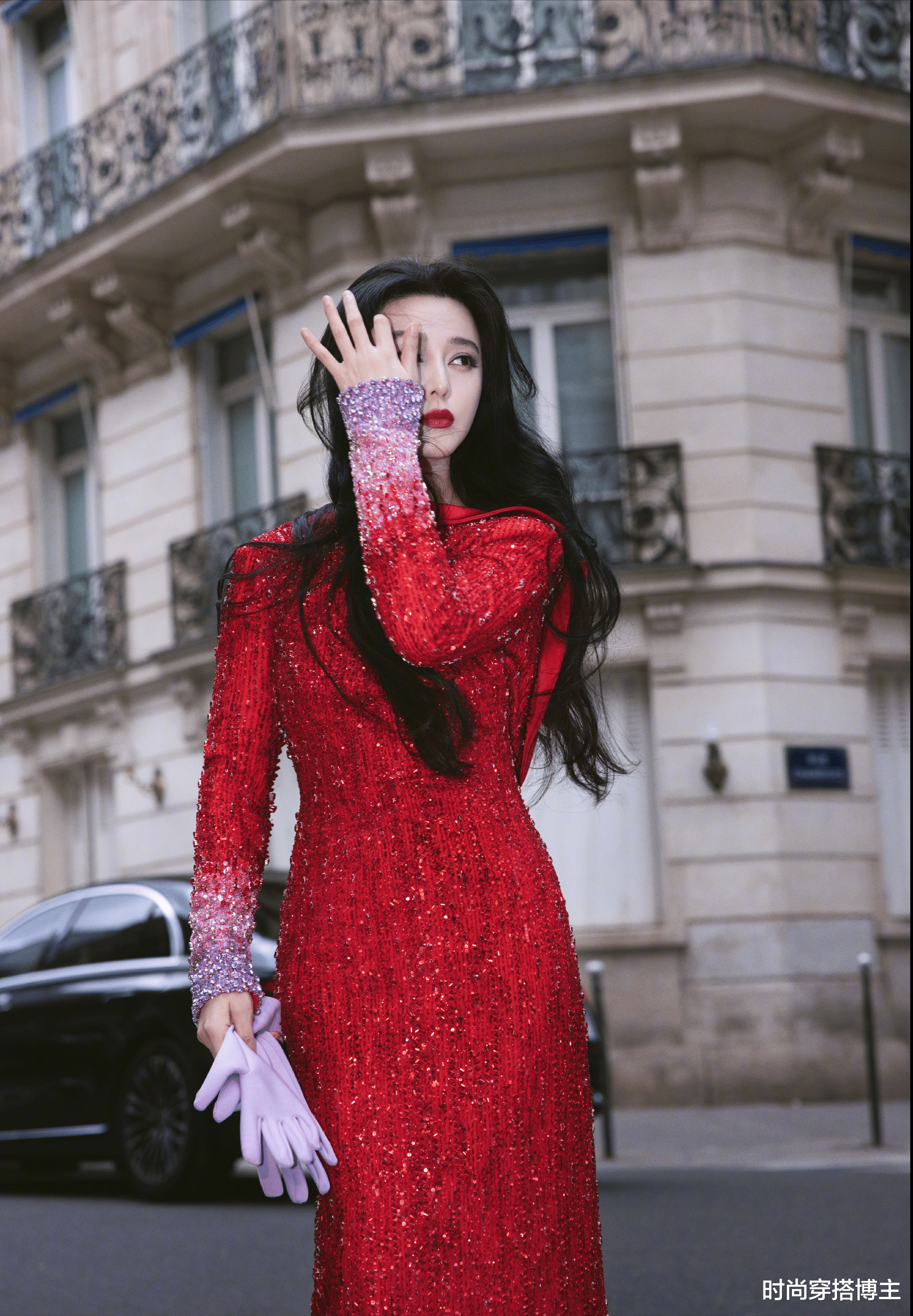 43岁范冰冰在国外又杀回来了，穿大红裙涂烈焰口红，比妲己还妖艳