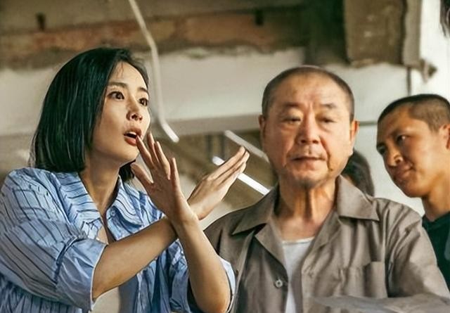 同样演女检察官，把闫妮和高叶比，才懂什么是老天爷追着喂饭吃