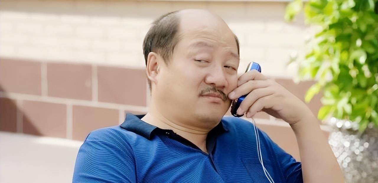 56岁谢广坤三婚生了儿子:28岁小娇妻名校毕业,曾是他资助的大学生!