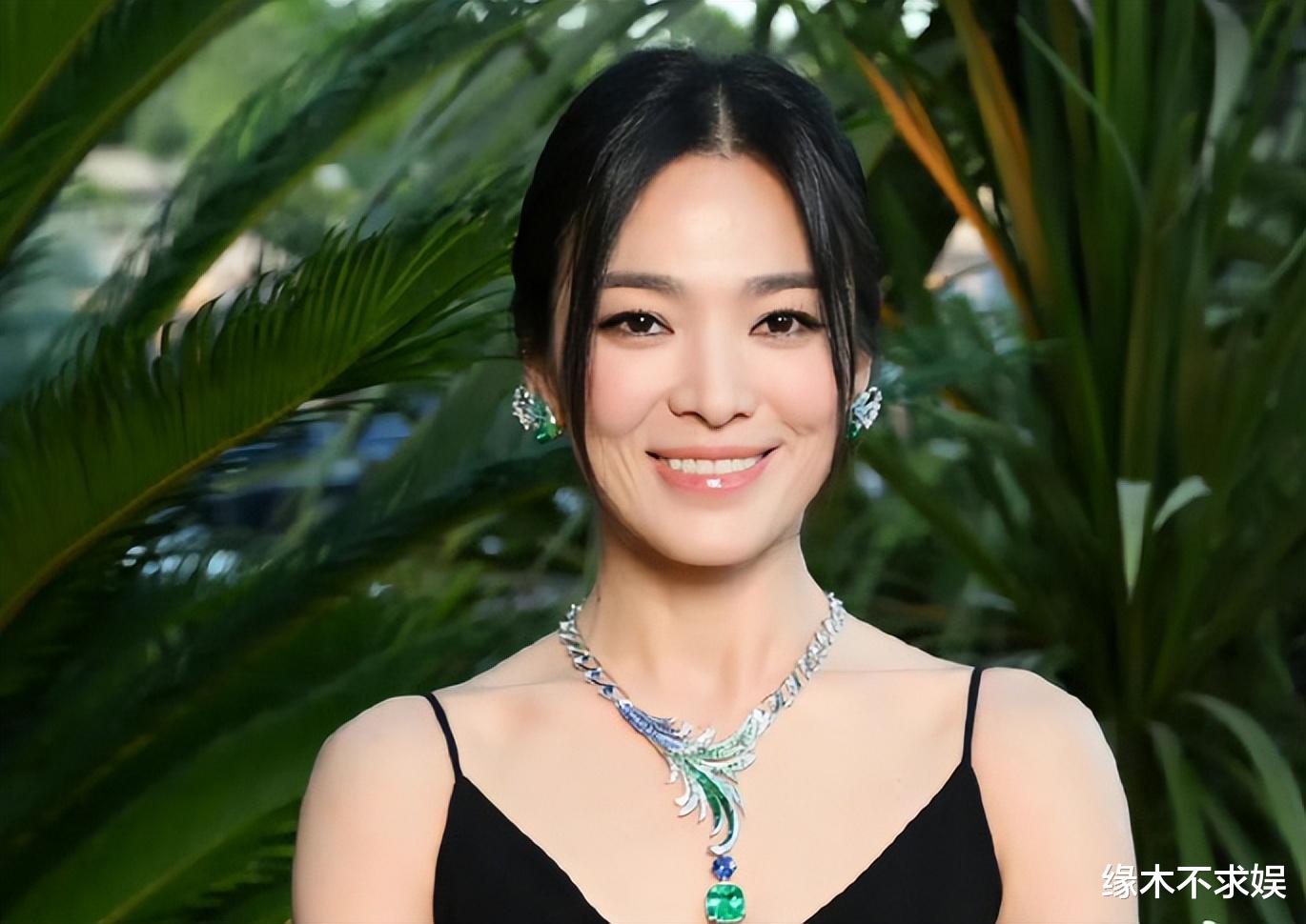 30岁章泽天出席科学晚宴,一身平价被嘲老气横秋,发言通篇语病!