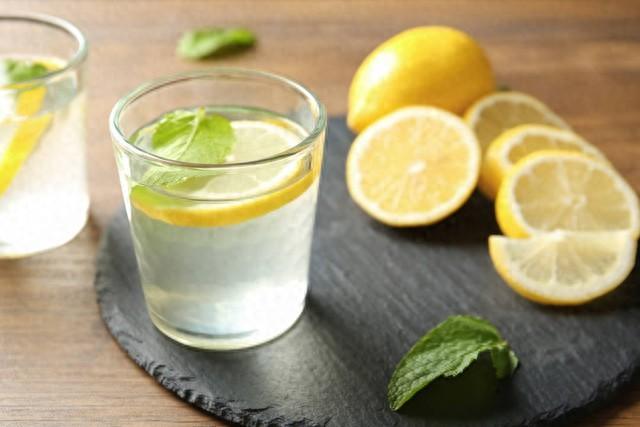喝柠檬水到底能不能美白、减肥？不管好坏，泡柠檬时建议都别加它