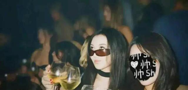 王菲气晕! 李亚鹏晒全家福, 18岁李嫣兔唇治好太惊艳, 与继母成闺蜜