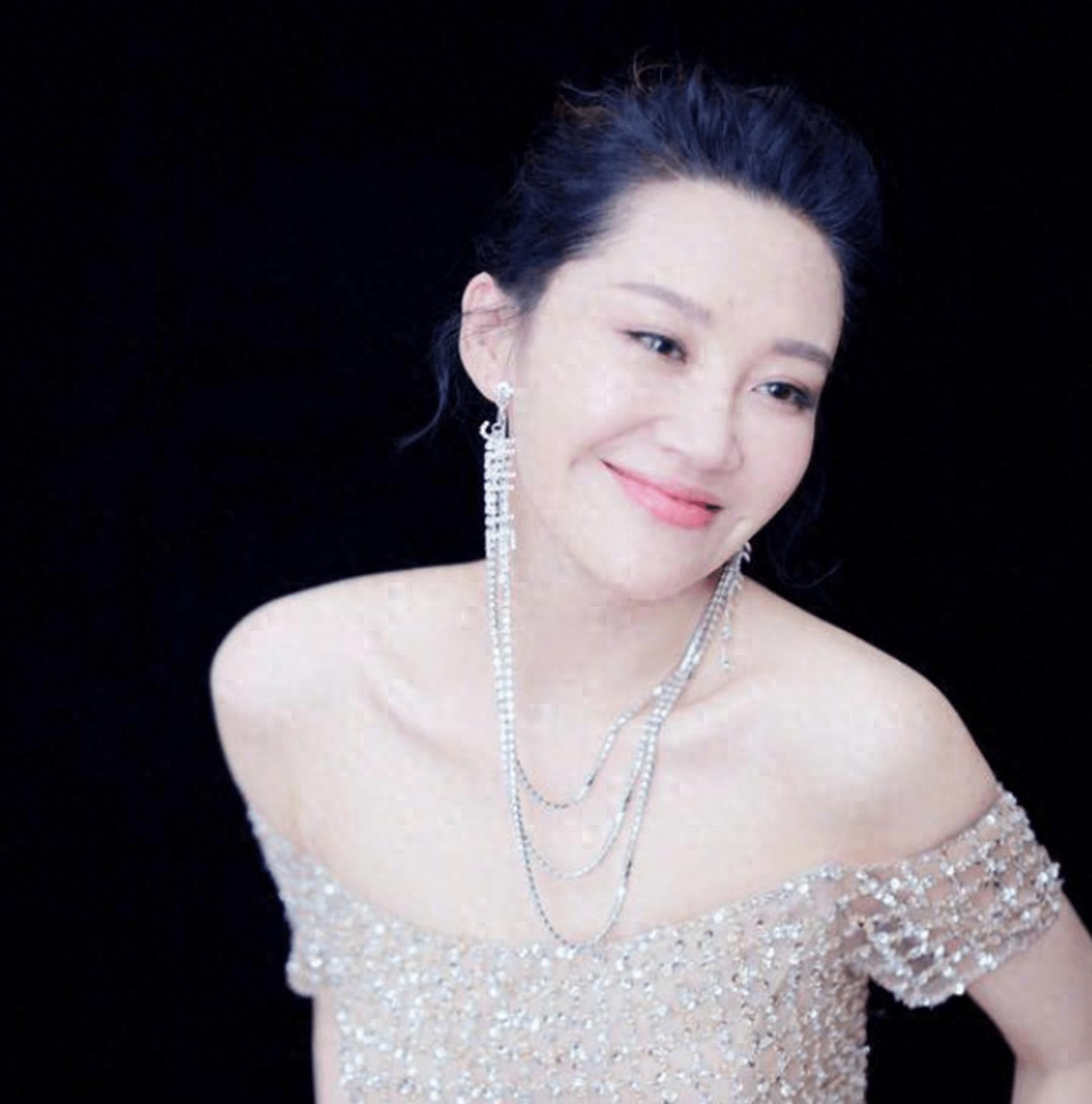 女神许晴:情伤王志文,与华晨宇闹绯闻,如今54岁依旧“火辣”!