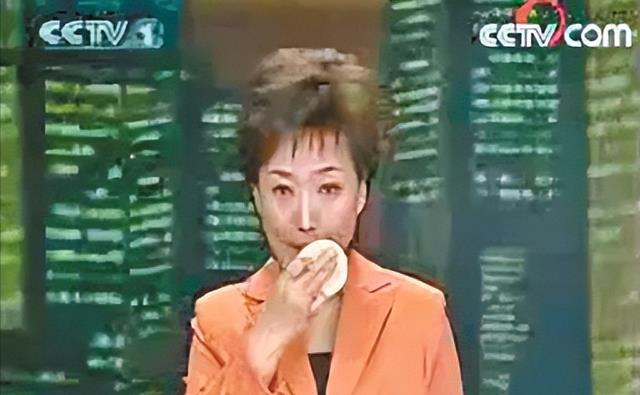 央视主持贺红梅：27岁上新闻联播，搭档康辉传绯闻，56岁婚姻成谜