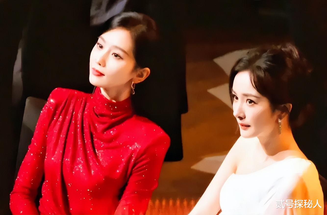 Vogue晚宴，刘诗诗杨幂热聊，完全不敢直视对面压轴刘亦菲