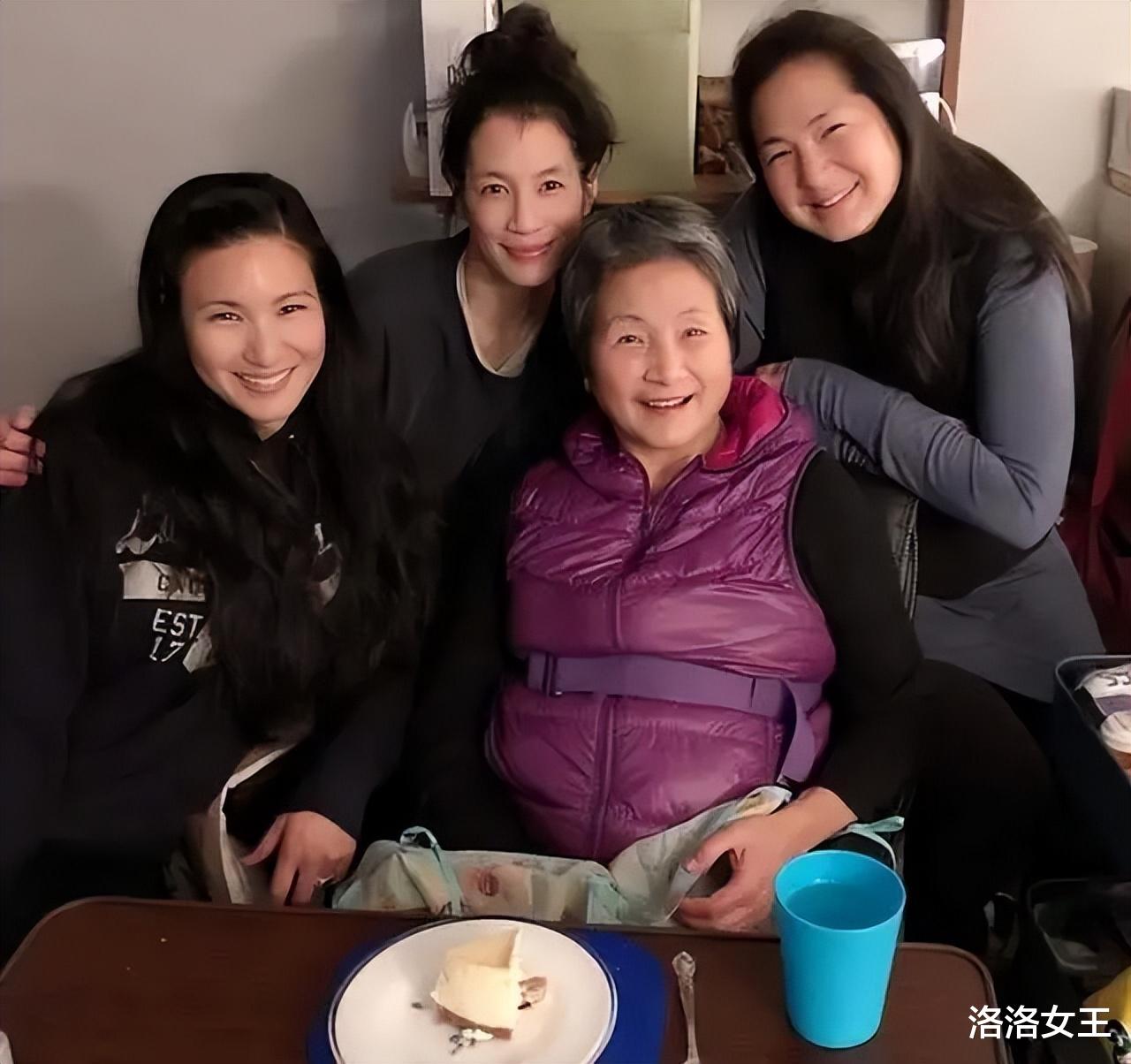 噩耗!78岁郑佩佩病逝,圈内大咖缅怀,生前颈部包纱布走路需搀扶