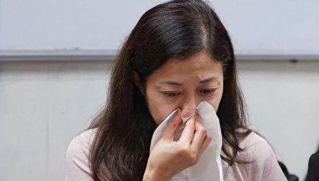 成龙私生女一生被嫌弃,如今摆脱同性婚姻束缚,放下一切重拾自我