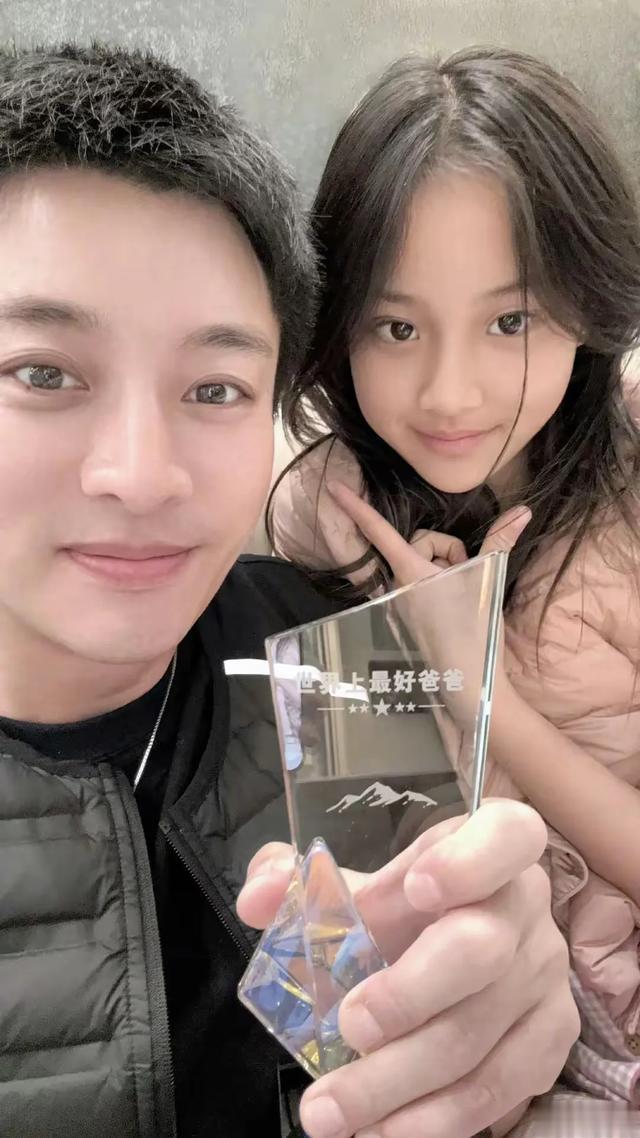 偶遇甜馨去环球影城玩,运动风打扮像邻家女孩,肤色晒黑像贾乃亮