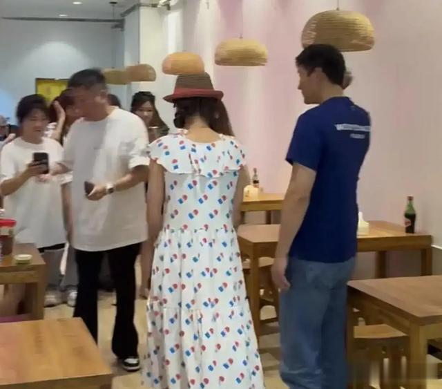 45岁李晨被偶遇,面馆独自用餐好孤单,穿万元牛仔裤太豪横