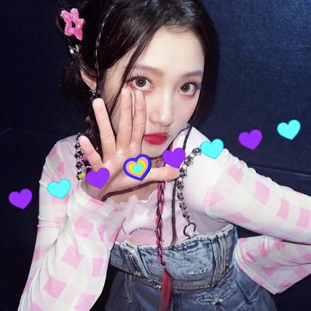 关晓彤,不刻意露大长腿,反而更美,更有女人味,性感勾魂的很!