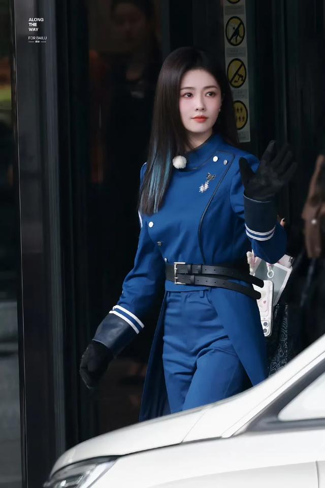 白鹿|白鹿奔跑吧路透，cos朱迪警官走路带风，眼神有杀气！
