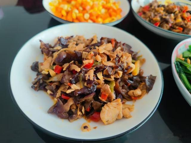 江西一家4口的午餐，4个家常菜，成本25块，网友：一看就是江西人